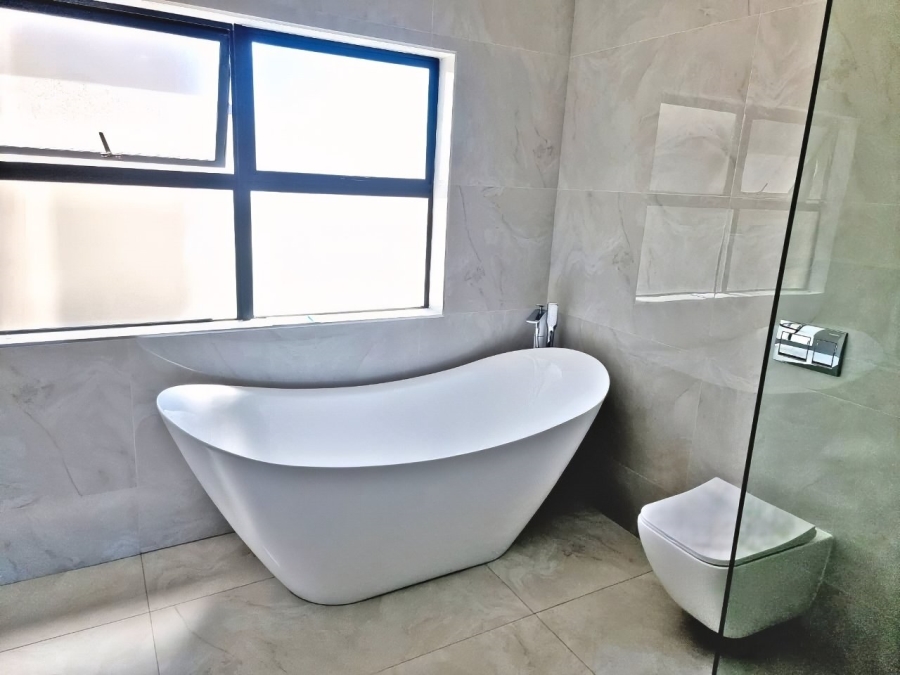 5 Bedroom Property for Sale in Parklands North Western Cape